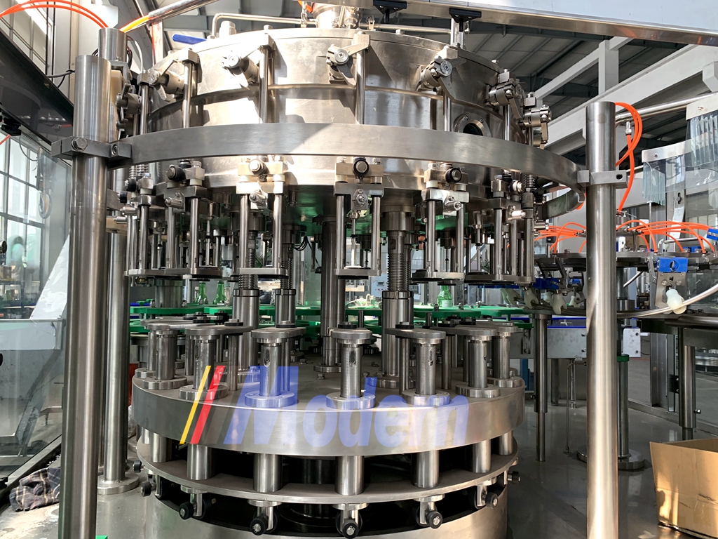 Машина для розлива газированной воды в стеклянную бутылку