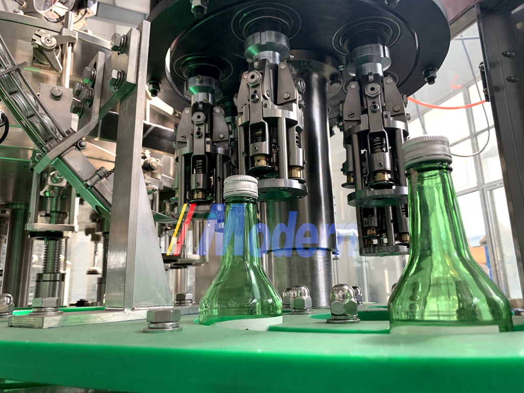 Машина для розлива газированной воды в стеклянную бутылку