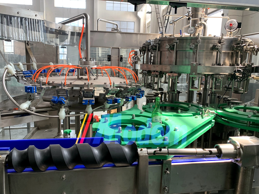 Машина для розлива газированной воды в стеклянную бутылку
